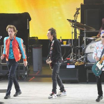 03.08.2022, Berlin: Mick Jagger (l-r), Ron Wood und Keith Richards (r) von der britischen Band The Rolling Stones während der Jubiläumstour "Sixty" am Anfang des Konzertes auf der Berliner Waldbühne